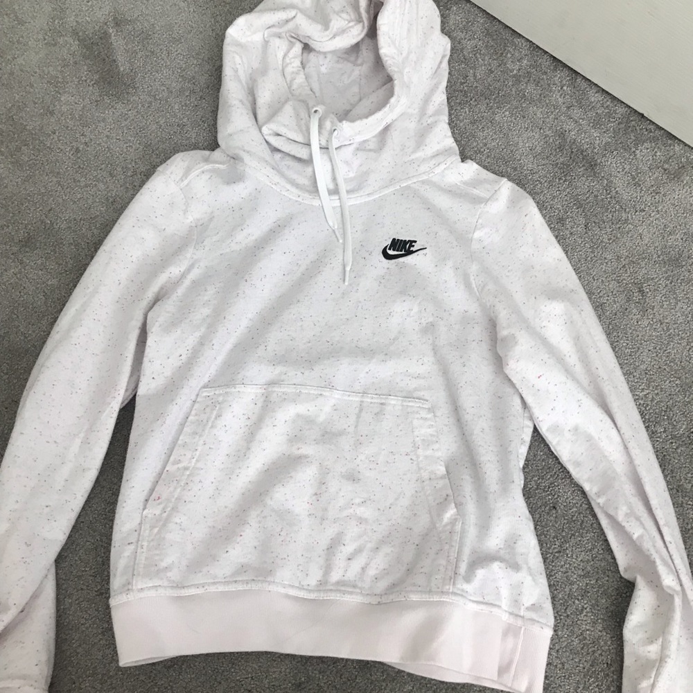 white nike sweat shirt